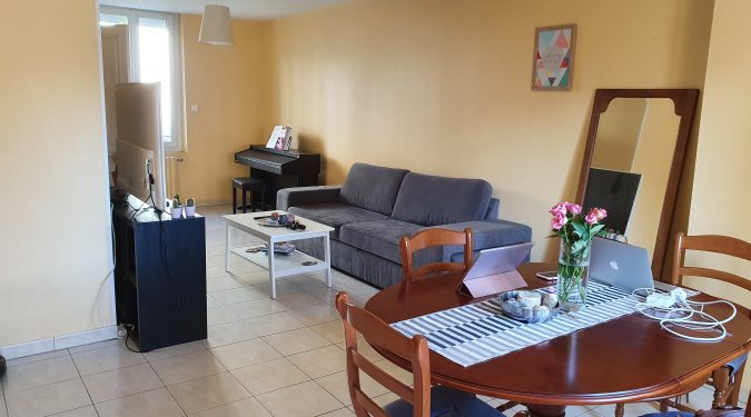 Idéal investisseur, à quelques pas de la place Velpeau, des écoles et des commerces, 12 minutes à pieds de la gare de Tours centre, charmante maison de ville 3 pièces avec jardin exposé plein sud, chauffage individuel gaz, rénovation récente.