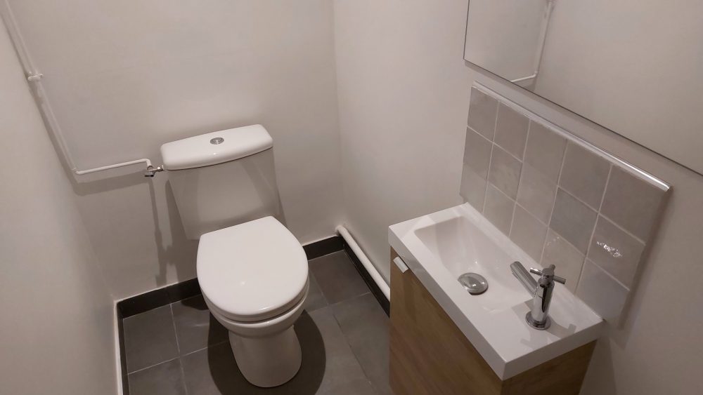 Des WC séparés avec lavabo