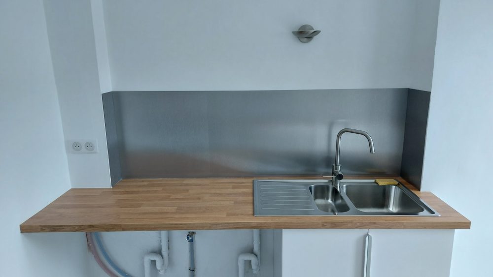 Un plan de travail en bois avec possibilité de brancher un lave vaisselle dans un T3 à vendre