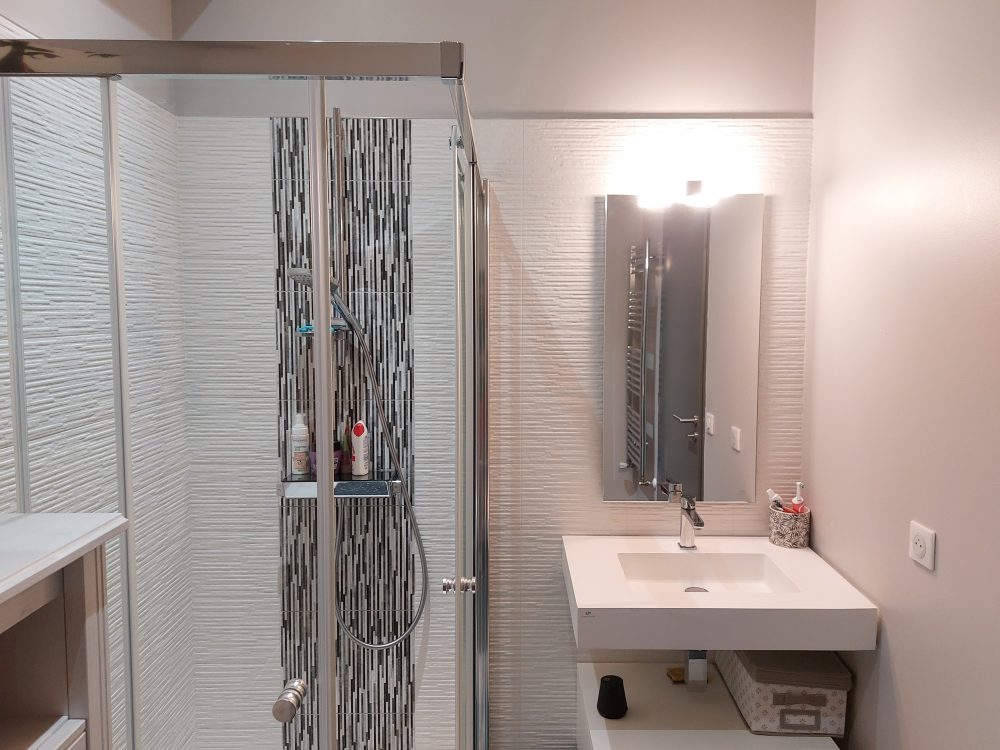 Une salle de bain moderne dans un T2 à vendre dans le Vieux Tours
