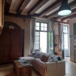 Un salon plein de charme avec cheminée et poutres apparentes dans un appartement à vendre dans le Vieux Tours