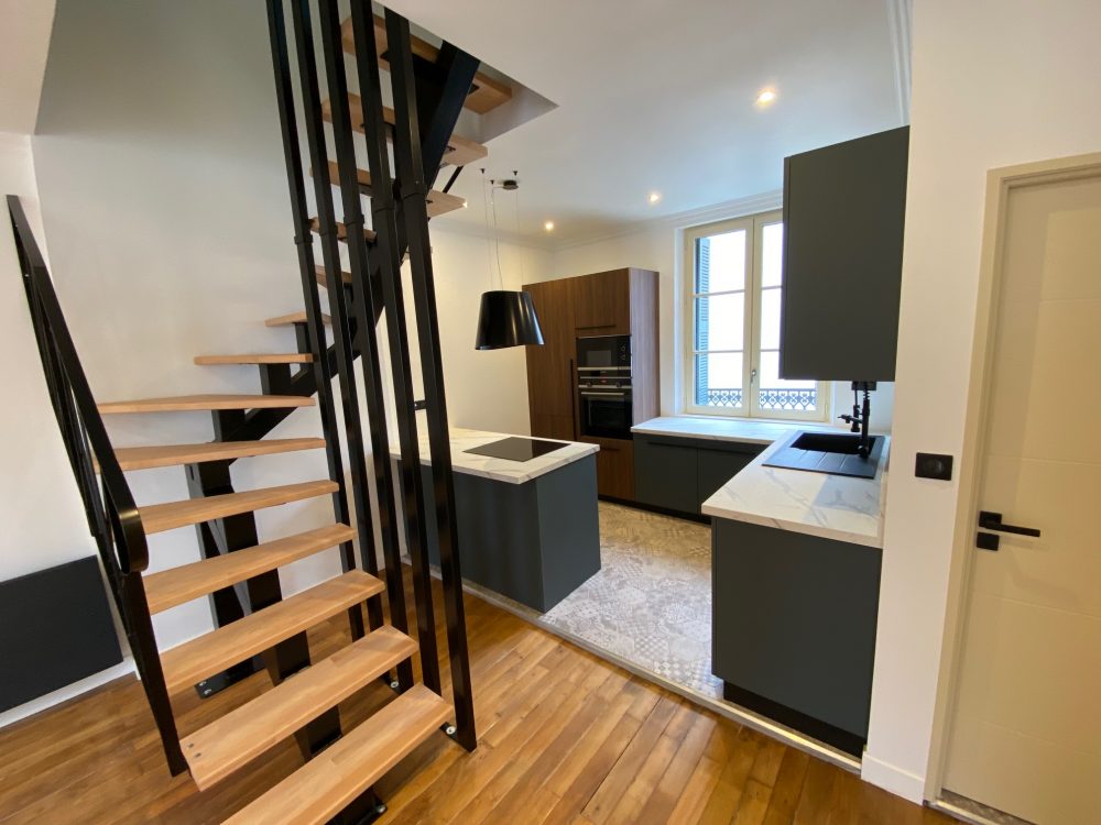 Cuisine et escaliers, Appartement à vendre