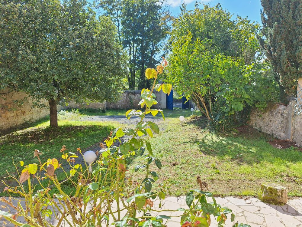 à vendre maison Rochecorbon Loire – Jardin arboré et fleuri