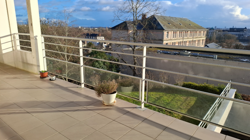 T5 à vendre avec garage et cave dans un parc – balcon vue sur Tours