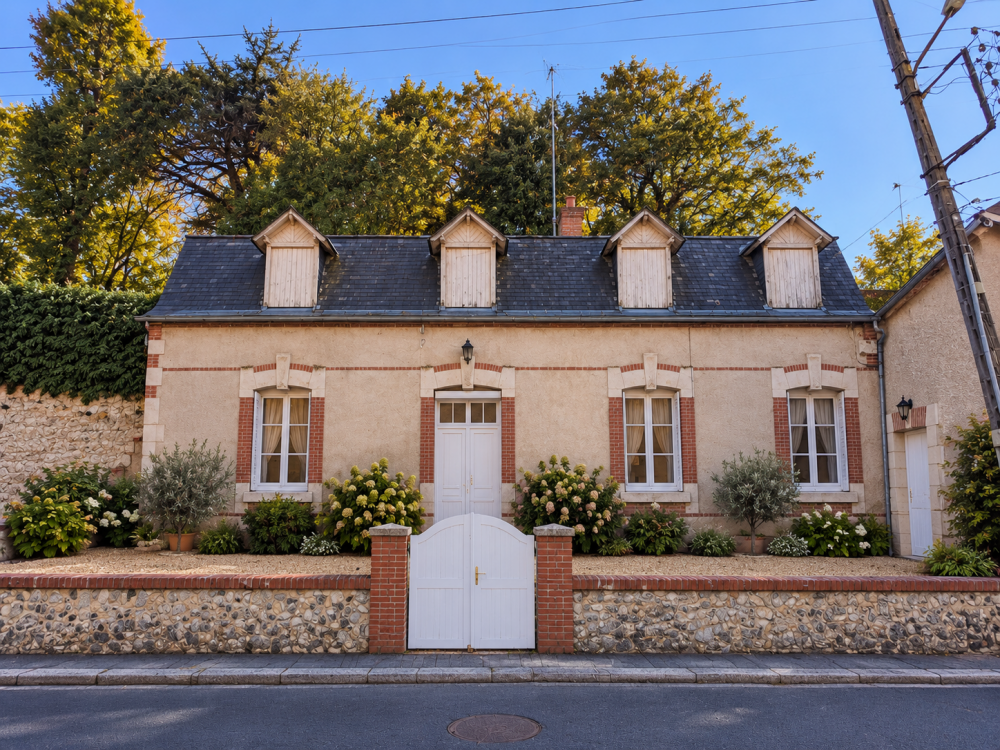 à vendre – maison ou local professionnel vouvray – façade retouchée