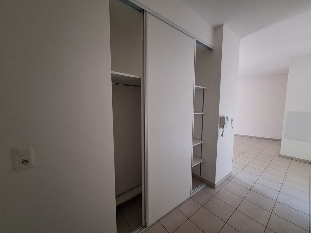 à vendre T2 quartier Lamartine – entrée placard