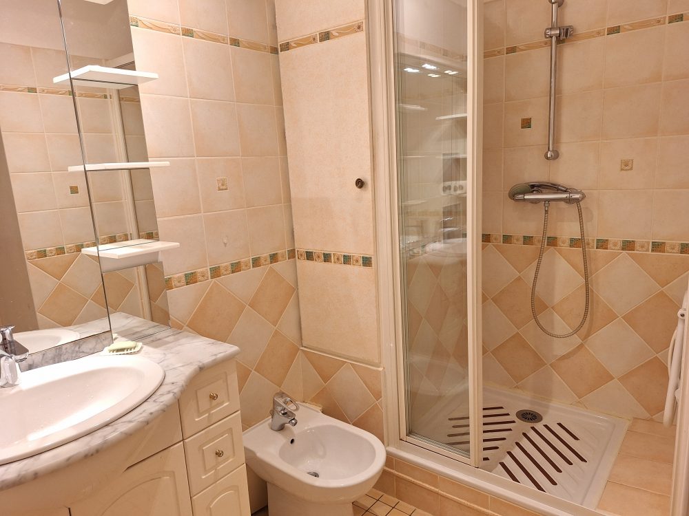 à vendre – T2 résidence seniors tours centre – salle d’eau