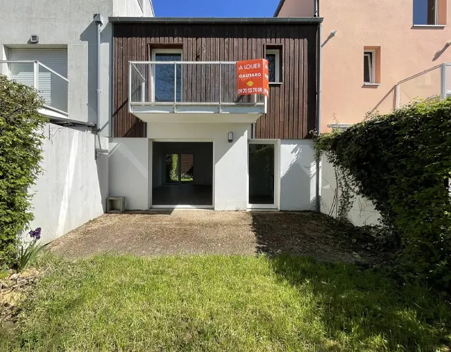 Vue Vue jardinet avec terrasse Maison type 3 de 80 m2 à louer Quartier des 2 lions sur Tours | LOCATION 37.FR