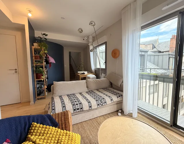 Pièce à vivre Appartement Duplex T2 de 40 m2 env. avec balcon à louer sur Tours Centre à quelques pas de la Rue Nationale et de la Rue Colbert | LOCATION 37.FR