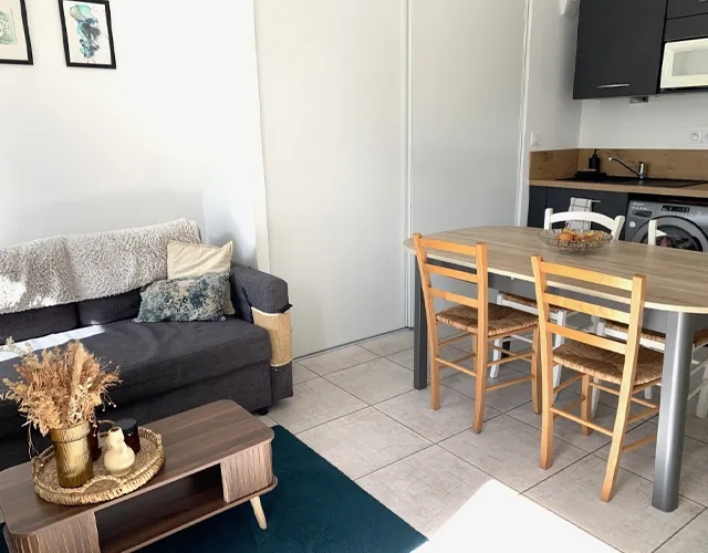 Vue pièce à vivre avec cuisine équipée Appartement Type 2 de 40 m2 env. avec terrasse à louer sur Tours Centre | LOCATION 37.FR