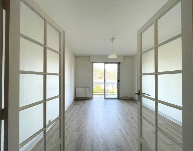 Vue pièce à vivre avec balcon Appartement Type 2 de 50 m2 env. sur Saint-Cyr-sur-Loire | LOCATION 37.FR