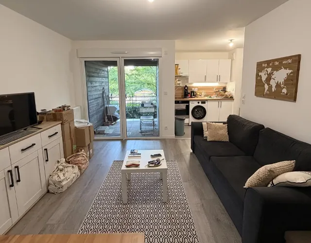 Vue pièce à vivre avec cuisine aménagé et balcon couvert appartement Type 2 de 40 m2 à louer sur Tours-Nord, Quartier Paul Bert  | LOCATION 37.FR