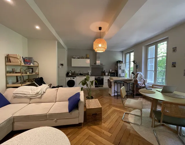 Vue pièce à vivre avec cuisine équipée apartement Type 3 de 70 m2 env. entièrement rénové à louer sur Tours Centre | LOCATION 37.FR