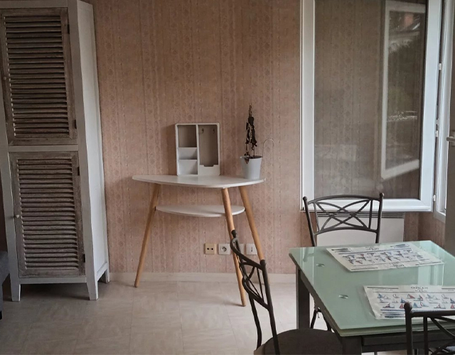 Vue pièce à vivre studio meublé de 25 m2 env. sur Saint-Avertin | LOCATION 37.FR