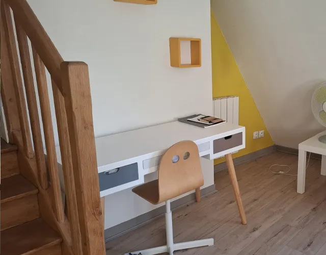 Pièce à vivre Studio meublé de 20 m2 env. avec coin couchage en mezzanine à louer sur Tours Centre proche quartier Cathédrale | LOCATION 37.FR