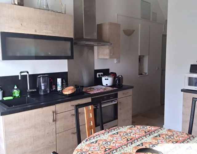 Pièce à vivre avec cuisine équipé et aménagé Appartement Type 2 meublé de 40 m2 env. à louer sur Tours Centre à proximité de la Place Anatole France | LOCATION 37.FR