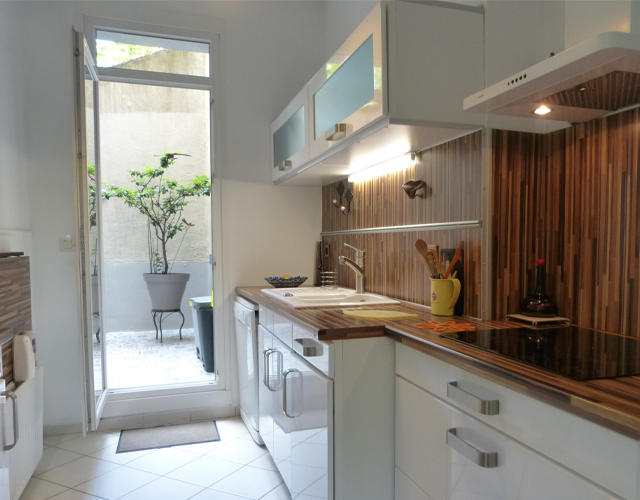 Vue cuisine aménagée appartement type 4 de 90 m2 env. à louer sur saint-cyr-sur-loire | LOCATION 37.FR