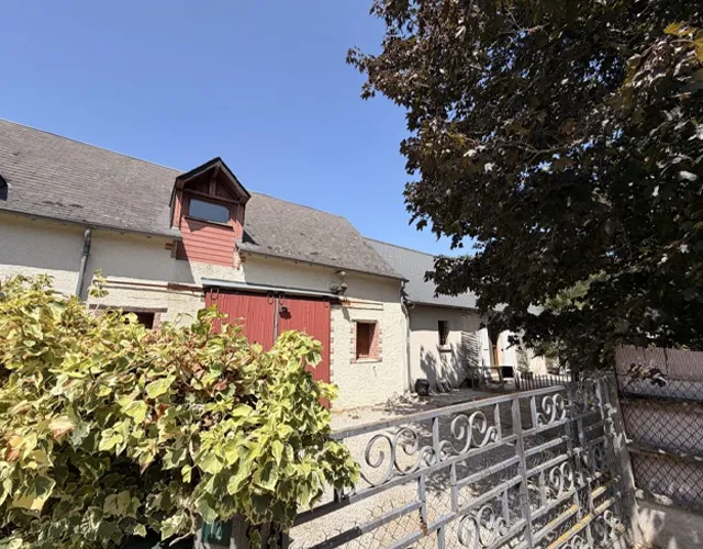 Façade Maison T3 Maison T4 de 110 m2 env. avec 3 chambres et grand terrain à louer sur Savonnières | LOCATION 37.FR