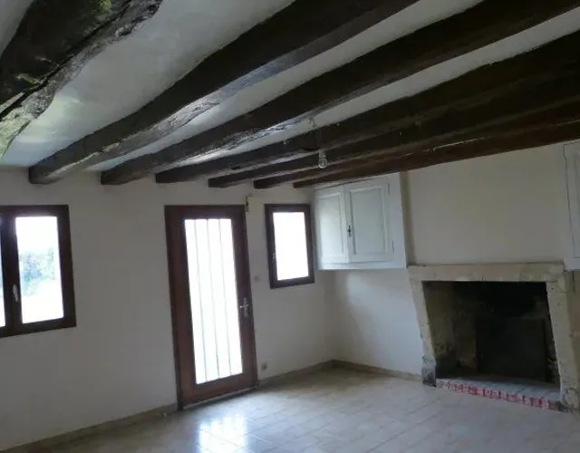 salon/séjour avec un poêle à bois dans Maison ancienne Type 3 de 70 m2 env. avec beau jardin à louer sur Savonnières proche bourg | LOCATION 37.FR