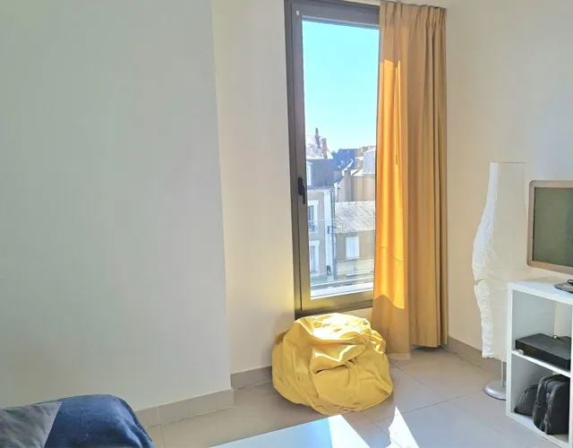 Pièce à vivre appartement T2 meublé de 45 m2 env à proximité du Tram à louer sur Tours Centre dans le Quartier de la Gare | LOCATION 37.FR