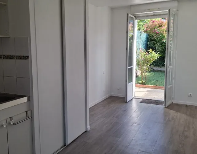 Vue pièce principale et jardin studio meublé à louer sur joué-les-tours | LOCATION 37.FR